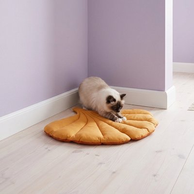 Chat allongé sur un tapis pour chat en éventail moutarde au matelassage segmenté