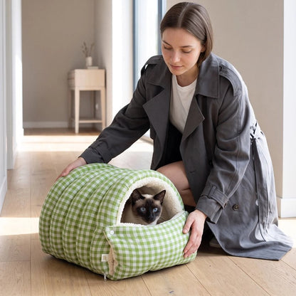 Panier pour Chat convertible vert présenté par une femme